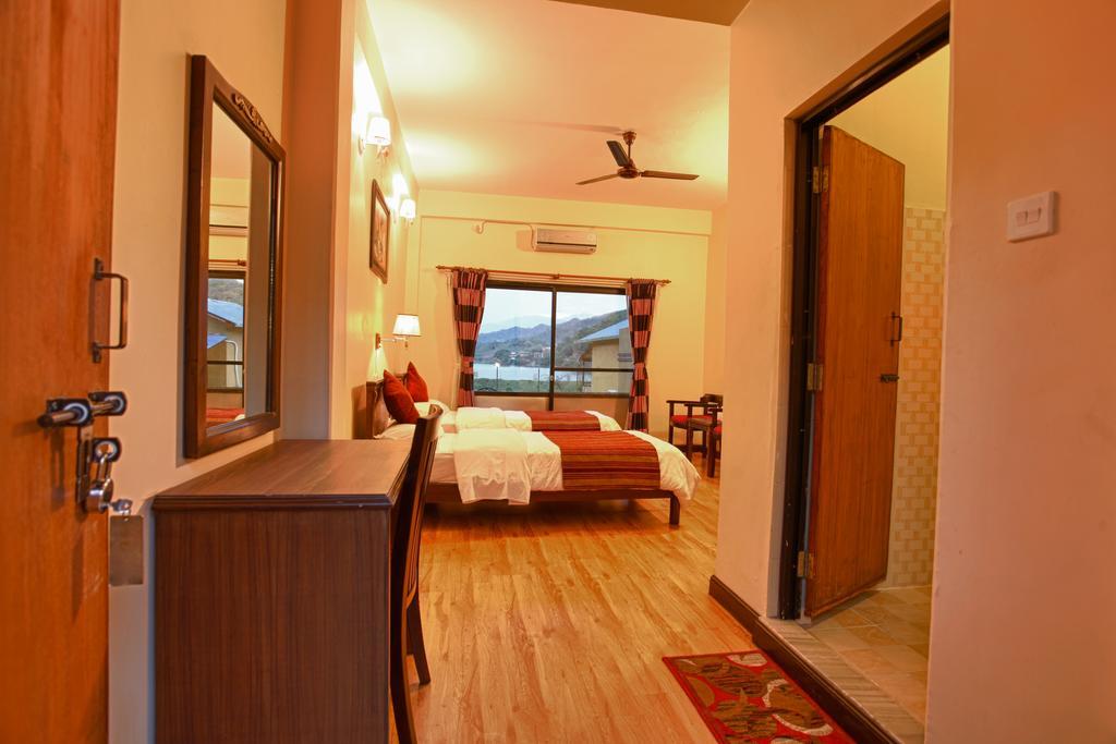 Hotel Lakefront Pokhara Exterior photo