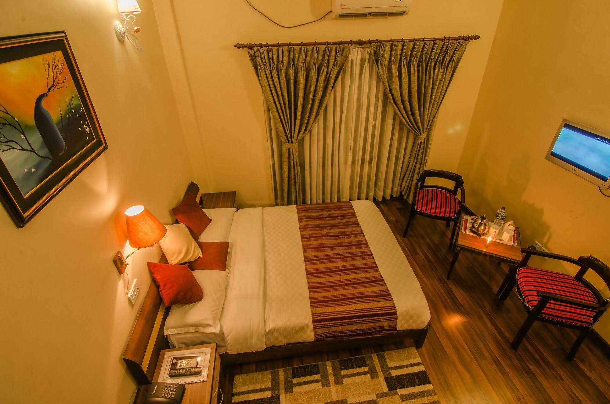 Hotel Lakefront Pokhara Exterior photo